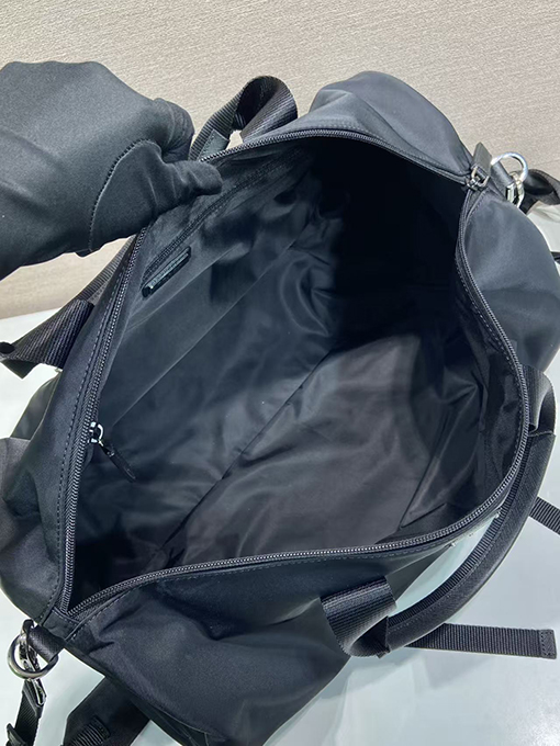 プラダ 新しい旅行バッグ