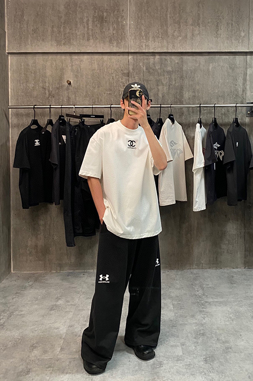 シャネル Chanel クラシックなロゴ入り、ダメージをした厚のラバープリントの半袖Tシャツ