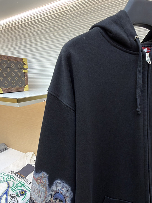 シュプリーム袖に目のプリント入りコラボレーションデザインのフード付きジップアップスウェットシャツ