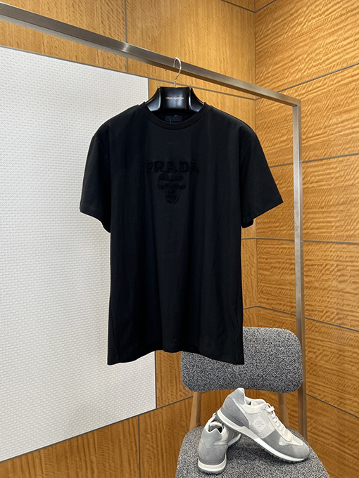 プラダコピー PRADA エンボスロゴ入りクルーネック半袖Tシャツ