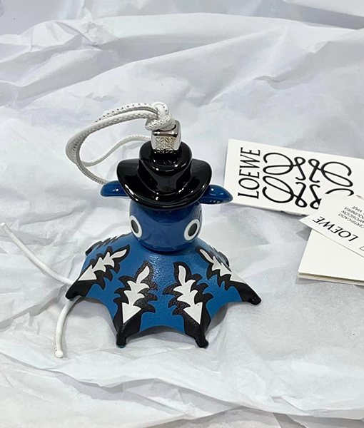 ロエベ Puzzle 10周年の限定スプライトキーホルダー