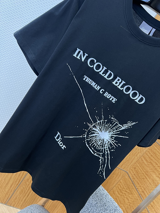 ディオール IN COLD BLOOD TRUMAN C ROTE DIOR 文字ロゴ刺繍プリント入りクルーネック半袖Tシャツ