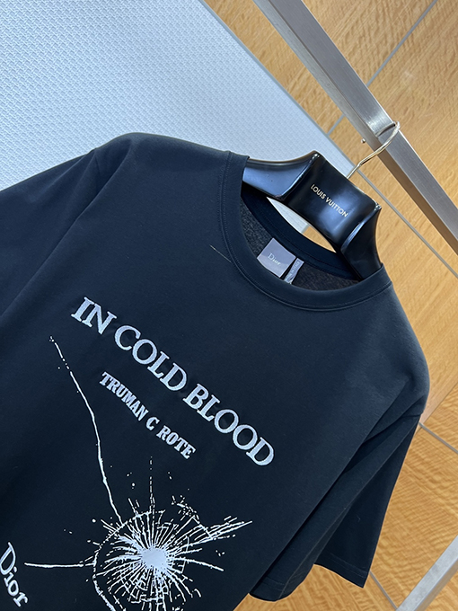 ディオール IN COLD BLOOD TRUMAN C ROTE DIOR 文字ロゴ刺繍プリント入りクルーネック半袖Tシャツ