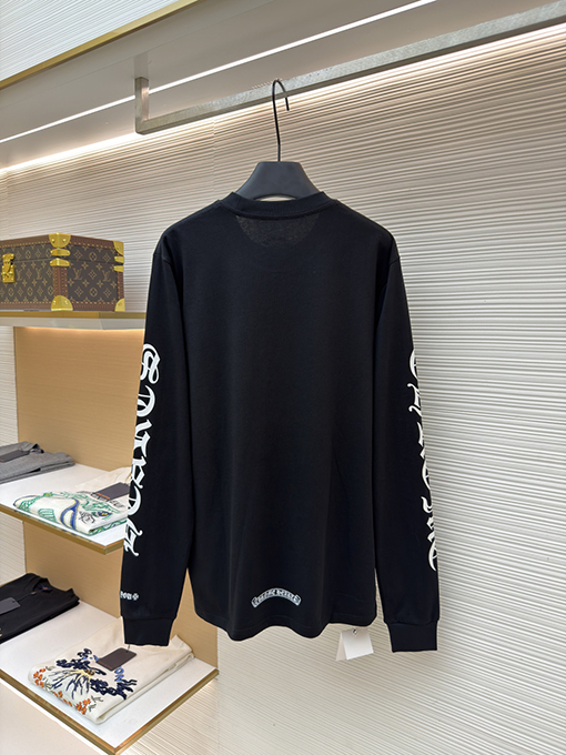 クロムハーツコピー シンプルなスタイルと袖に花柄プリントがあしらわれたシンプルな長袖シャツ