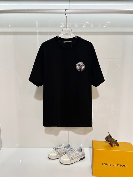 クロムハーツコピー 前面と背面に蹄跡クロスサンスクリット刺繍文字ロゴ半袖Tシャツ