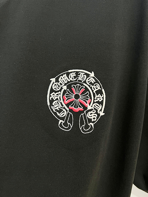 クロムハーツコピー 前面と背面に蹄跡クロスサンスクリット刺繍文字ロゴ半袖Tシャツ