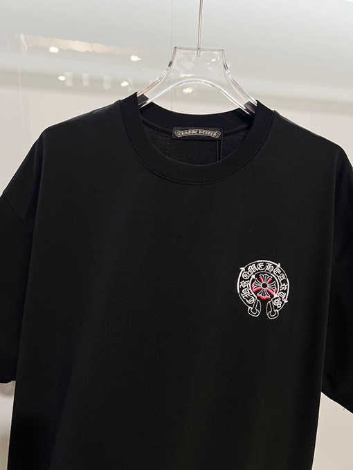 クロムハーツコピー 前面と背面に蹄跡クロスサンスクリット刺繍文字ロゴ半袖Tシャツ