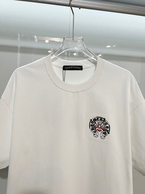 クロムハーツコピー 前面と背面に蹄跡クロスサンスクリット刺繍文字ロゴ半袖Tシャツ