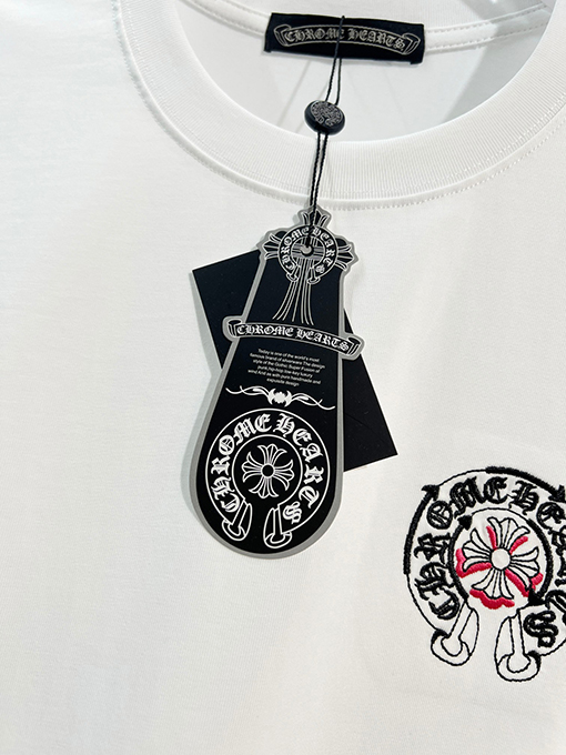 クロムハーツコピー 前面と背面に蹄跡クロスサンスクリット刺繍文字ロゴ半袖Tシャツ