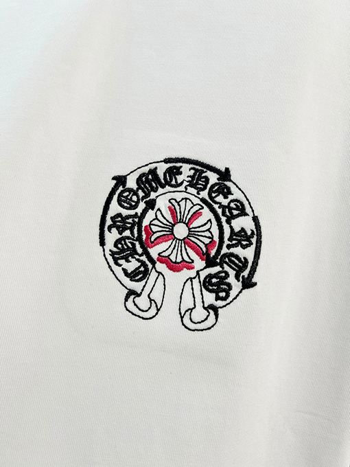 クロムハーツコピー 前面と背面に蹄跡クロスサンスクリット刺繍文字ロゴ半袖Tシャツ
