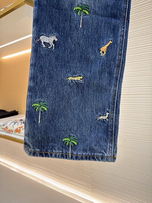 ルイヴィトン 動物と植物の刺繍が全面に施されたジーンズ