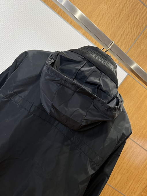モンクレールスーパーコピー 袖ポケット付きスタンドカラー、フード内蔵ジャケット