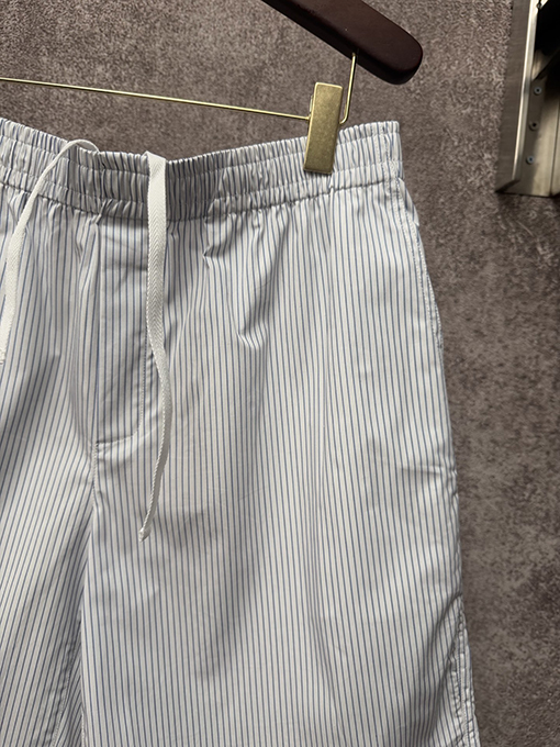 グッチ 新作の綿ストライプ柄ショートパンツ