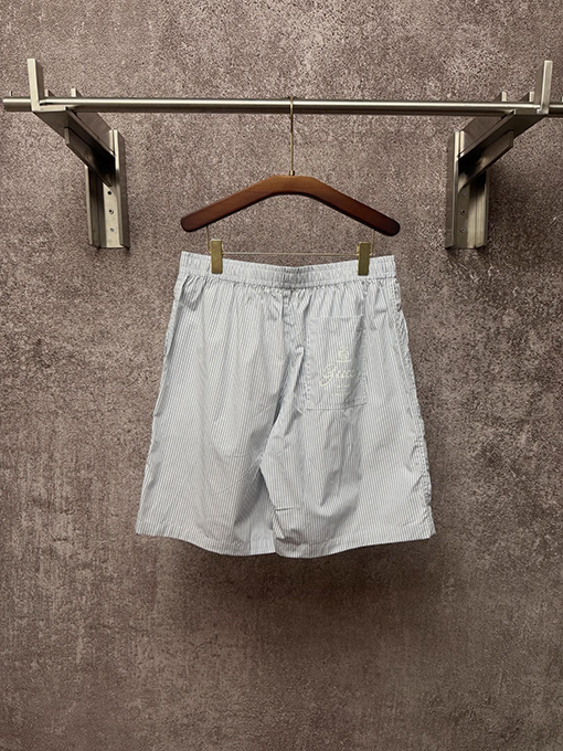 グッチ 新作の綿ストライプ柄ショートパンツ