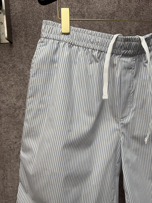 グッチ 新作の綿ストライプ柄ショートパンツ