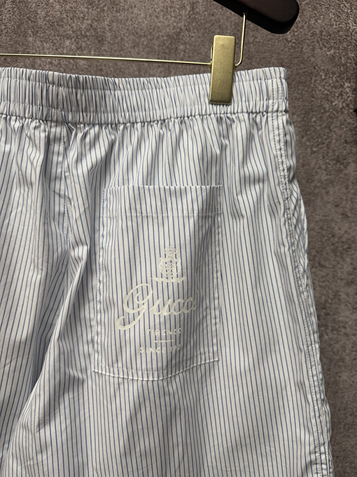 グッチ 新作の綿ストライプ柄ショートパンツ