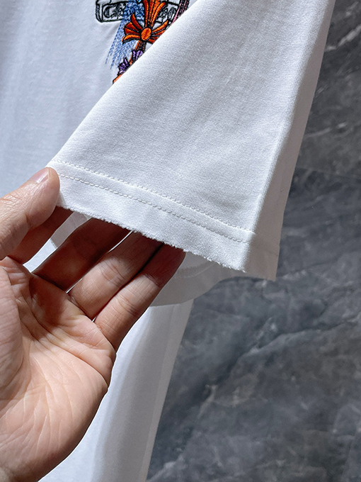 クロムハーツ カラフルなサンスクリット語のクロスタッセル刺繍入り半袖Tシャツ