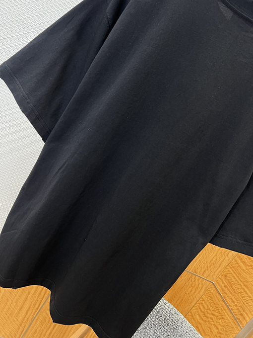 バレンシアガコピー BALENCIAGA ゴシックスタイルのゴシック文字プリントダメージの半袖Tシャツ