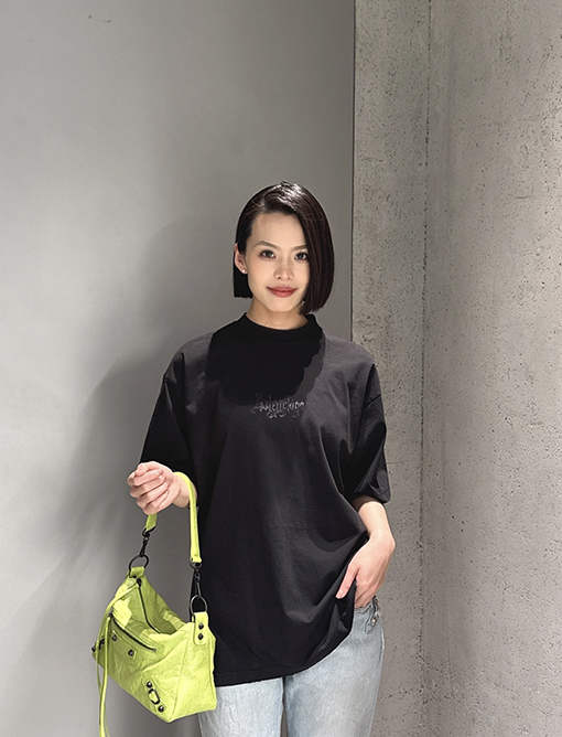 バレンシアガコピー BALENCIAGA ゴシック文字プリントの半袖Tシャツ
