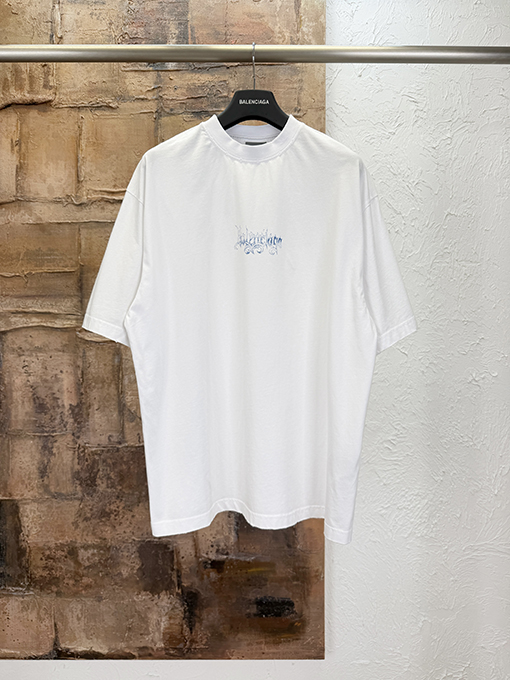 バレンシアガコピー BALENCIAGA ゴシック文字プリントの半袖Tシャツ