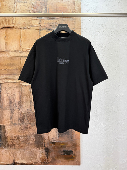 バレンシアガコピー BALENCIAGA ゴシック文字プリントの半袖Tシャツ