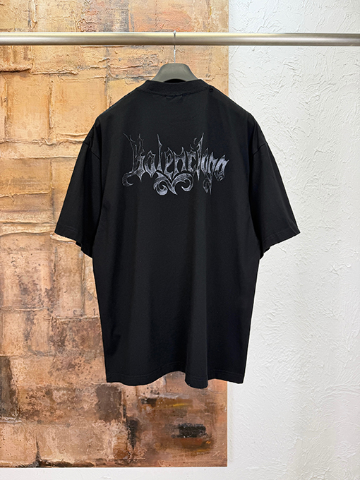 バレンシアガコピー BALENCIAGA ゴシック文字プリントの半袖Tシャツ
