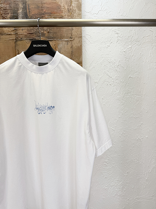 バレンシアガコピー BALENCIAGA ゴシック文字プリントの半袖Tシャツ