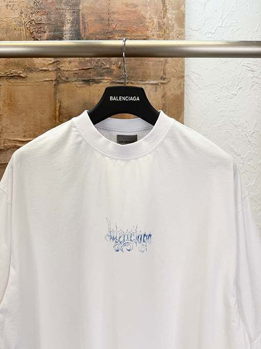 バレンシアガコピー BALENCIAGA ゴシック文字プリントの半袖Tシャツ
