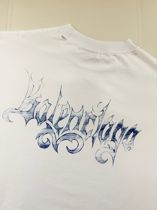 バレンシアガコピー BALENCIAGA ゴシック文字プリントの半袖Tシャツ