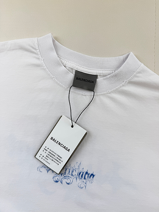 バレンシアガコピー BALENCIAGA ゴシック文字プリントの半袖Tシャツ