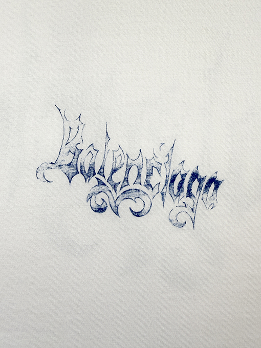 バレンシアガコピー BALENCIAGA ゴシック文字プリントの半袖Tシャツ