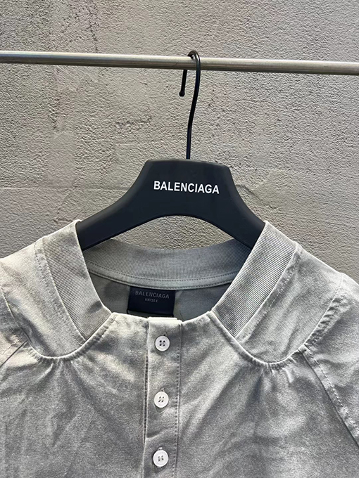 バレンシアガスーパーコピー 荒野の風麦の刺繍ボタン付きアンチポロ半袖Tシャツ