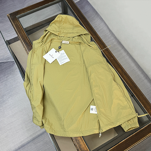モンクレールスーパーコピー フード付きの軽量で通気にれた日焼け防止服