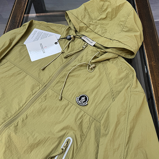 モンクレールスーパーコピー フード付きの軽量で通気にれた日焼け防止服