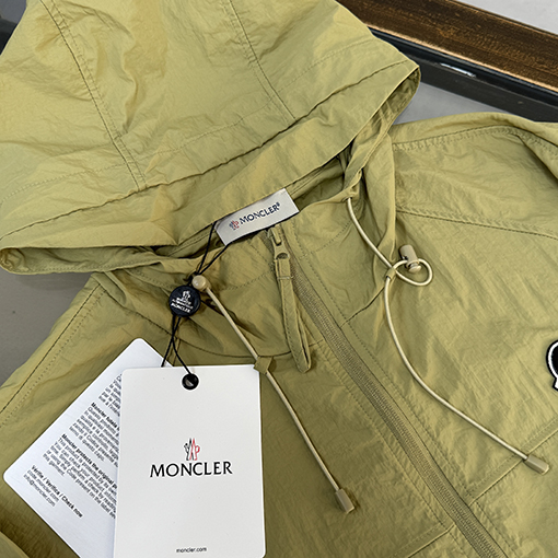 モンクレールスーパーコピー フード付きの軽量で通気にれた日焼け防止服