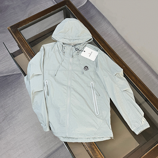 モンクレールスーパーコピー フード付きの軽量で通気にれた日焼け防止服