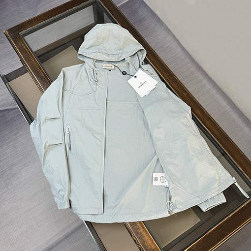 モンクレールスーパーコピー フード付きの軽量で通気にれた日焼け防止服