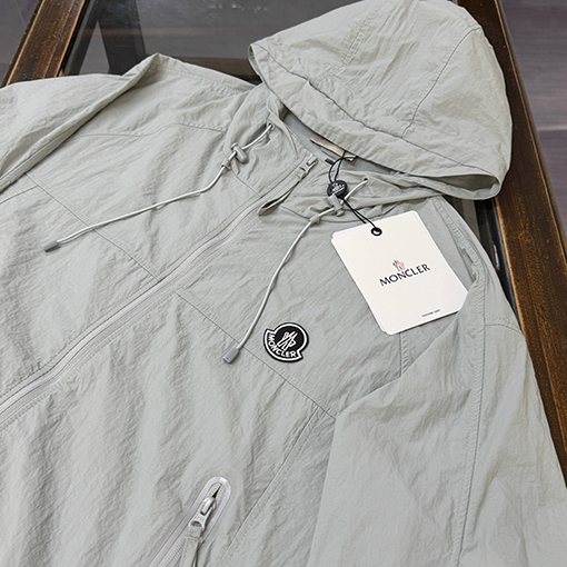 モンクレールスーパーコピー フード付きの軽量で通気にれた日焼け防止服
