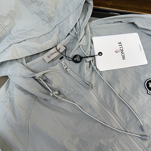 モンクレールスーパーコピー フード付きの軽量で通気にれた日焼け防止服