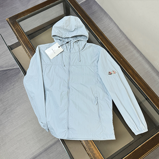 モンクレール 新モデルクラシックフード付きの軽量で通気にれた日焼け防止服