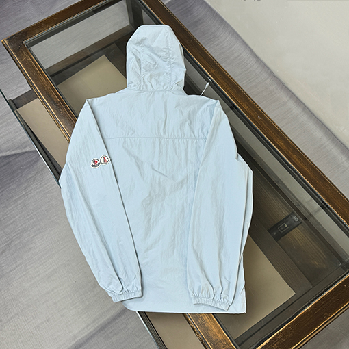 モンクレール 新モデルクラシックフード付きの軽量で通気にれた日焼け防止服