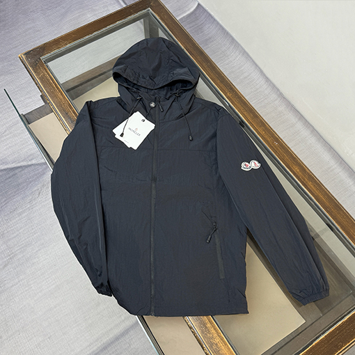 モンクレール 新モデルクラシックフード付きの軽量で通気にれた日焼け防止服