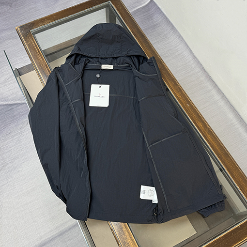 モンクレール 新モデルクラシックフード付きの軽量で通気にれた日焼け防止服
