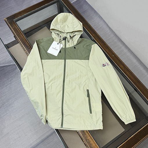 モンクレール 新モデルクラシックフード付きの軽量で通気にれた日焼け防止服
