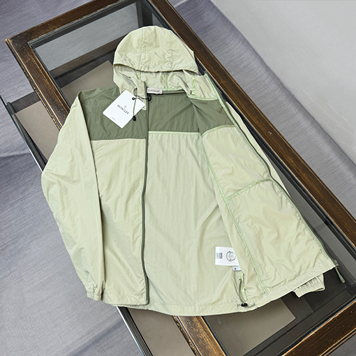 モンクレール 新モデルクラシックフード付きの軽量で通気にれた日焼け防止服