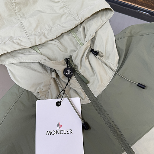 モンクレール 新モデルクラシックフード付きの軽量で通気にれた日焼け防止服