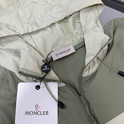 モンクレール 新モデルクラシックフード付きの軽量で通気にれた日焼け防止服