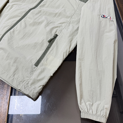モンクレール 新モデルクラシックフード付きの軽量で通気にれた日焼け防止服
