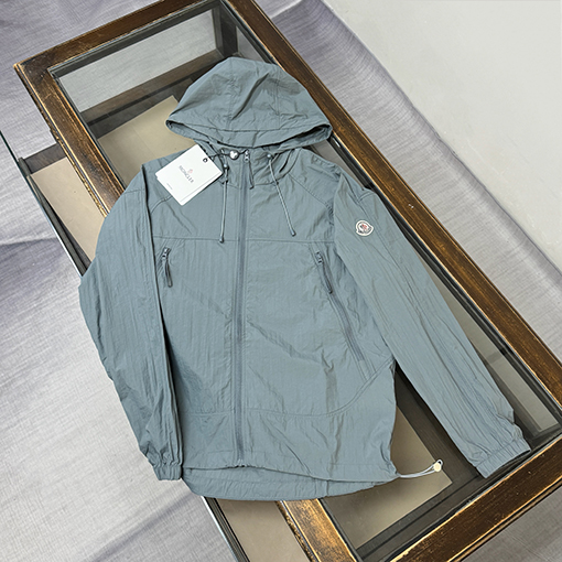 モンクレールコピー 新モデルファッションフード付きの軽量で通気にれた日焼け防止服