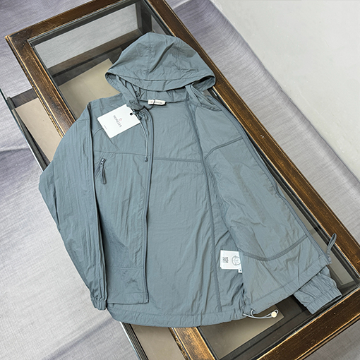 モンクレールコピー 新モデルファッションフード付きの軽量で通気にれた日焼け防止服